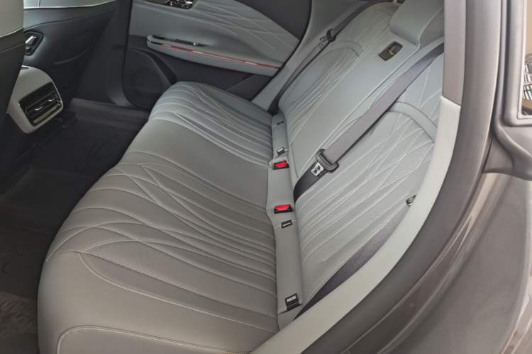 Used Geely Galaxy E8 2025 700 km Long-Range Intelligent Driving Version Left Rear Seat