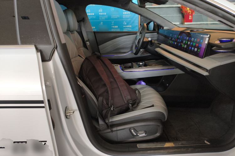 Used Geely Galaxy E8 2025 700 km Long-Range Intelligent Driving Version Right Front Seat