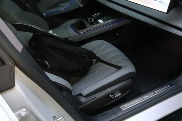 Used Geely Galaxy E8 2025 700 km Long-Range Intelligent Driving Version Right Front Seat