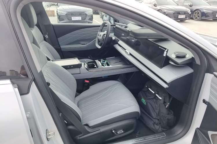 Used Geely Galaxy E8 2025 700 km Long-Range Intelligent Driving Version Right Front Seat