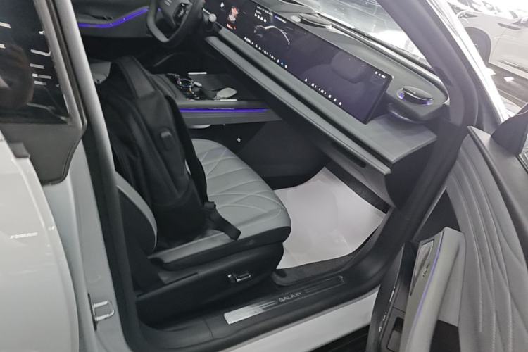 Used Geely Galaxy E8 2025 700 km Long-Range Intelligent Driving Version Right Front Seat