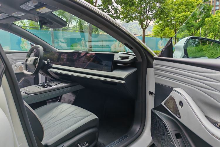 Used Geely Galaxy E8 2025 700 km Long-Range Intelligent Driving Version Right Front Seat