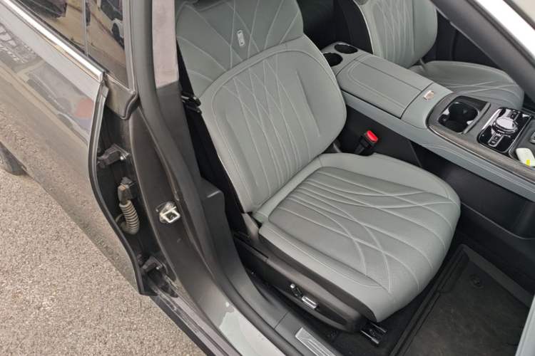Used Geely Galaxy E8 2025 700 km Long-Range Intelligent Driving Version Right Front Seat