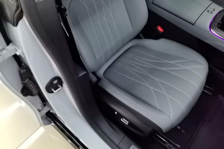 Used Geely Galaxy E8 2025 700 km Long-Range Intelligent Driving Version Right Front Seat