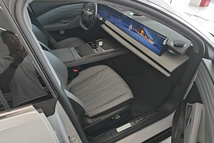 Used Geely Galaxy E8 2025 700 km Long-Range Intelligent Driving Version Right Front Seat