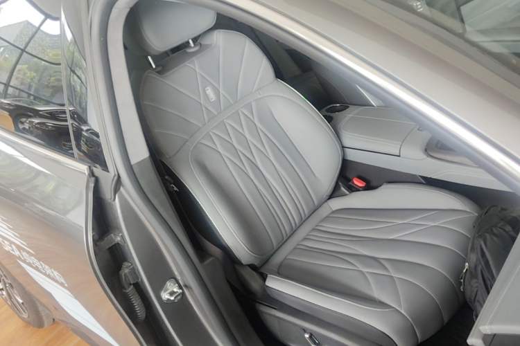 Used Geely Galaxy E8 2025 700 km Long-Range Intelligent Driving Version Right Front Seat