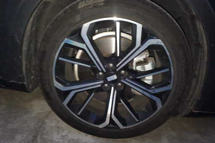 Used Geely Galaxy E8 2025 575 km Exploration Intelligent Driving Edition Right Front Wheel Hub