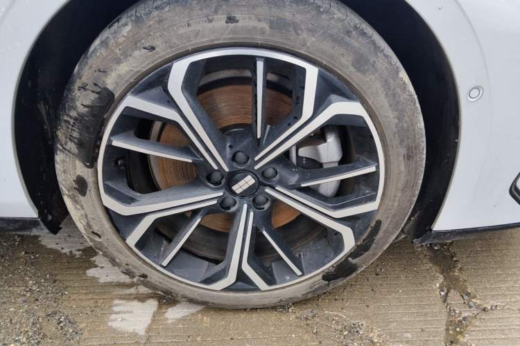 Used Geely Galaxy E8 2025 700 km Long-Range Intelligent Driving Version Right Front Wheel Hub