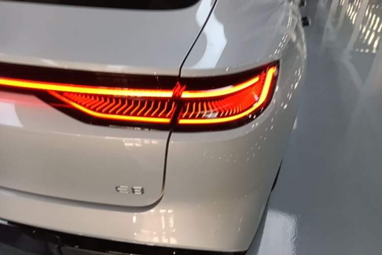 Used Geely Galaxy E8 2025 700 km Long-Range Intelligent Driving Version Right Rear Taillight