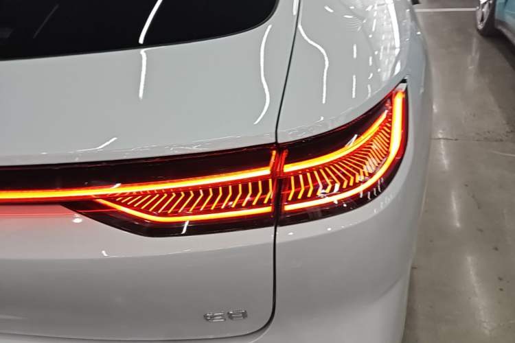 Used Geely Galaxy E8 2025 700 km Long-Range Intelligent Driving Version Right Rear Taillight