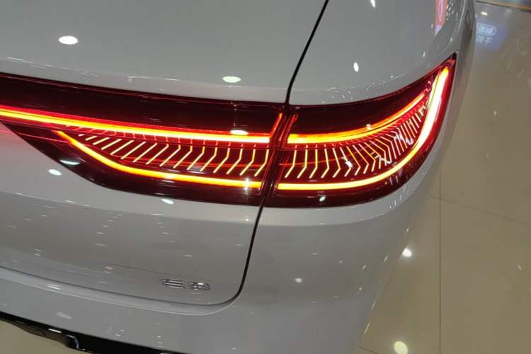 Used Geely Galaxy E8 2025 700 km Long-Range Intelligent Driving Version Right Rear Taillight