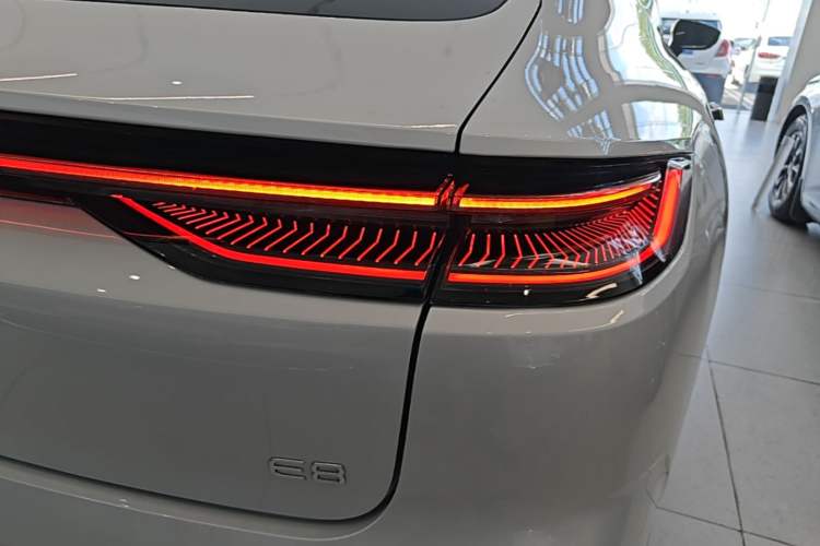 Used Geely Galaxy E8 2025 700 km Long-Range Intelligent Driving Version Right Rear Taillight
