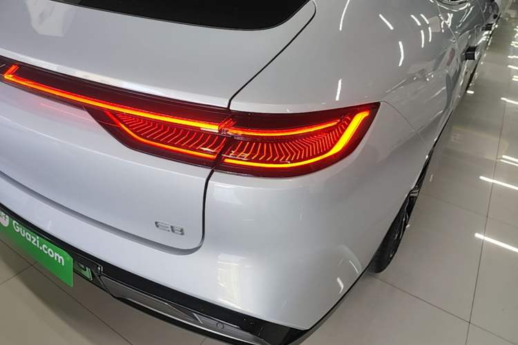 Used Geely Galaxy E8 2025 700 km Long-Range Intelligent Driving Version Right Rear Taillight