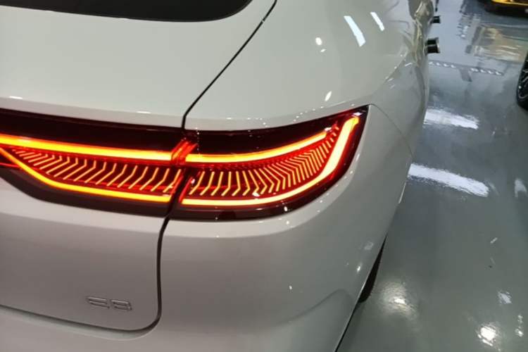 Used Geely Galaxy E8 2025 700 km Long-Range Intelligent Driving Version Right Rear Taillight