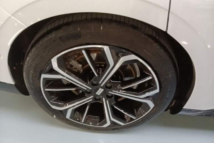 Used Geely Galaxy E8 2025 700 km Long-Range Intelligent Driving Version Right Rear Wheel Hub