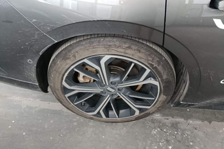 Used Geely Galaxy E8 2025 700 km Long-Range Intelligent Driving Version Right Rear Wheel Hub