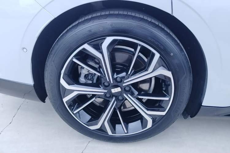 Used Geely Galaxy E8 2025 700 km Long-Range Intelligent Driving Version Right Rear Wheel Hub