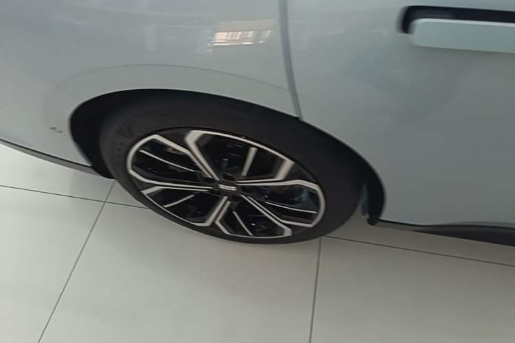 Used Geely Galaxy E8 2025 700 km Long-Range Intelligent Driving Version Right Rear Wheel Hub