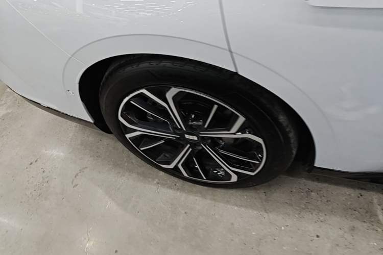 Used Geely Galaxy E8 2025 700 km Long-Range Intelligent Driving Version Right Rear Wheel Hub