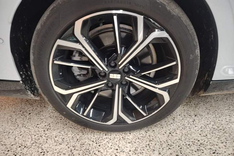 Used Geely Galaxy E8 2025 700 km Long-Range Intelligent Driving Version Right Rear Wheel Hub