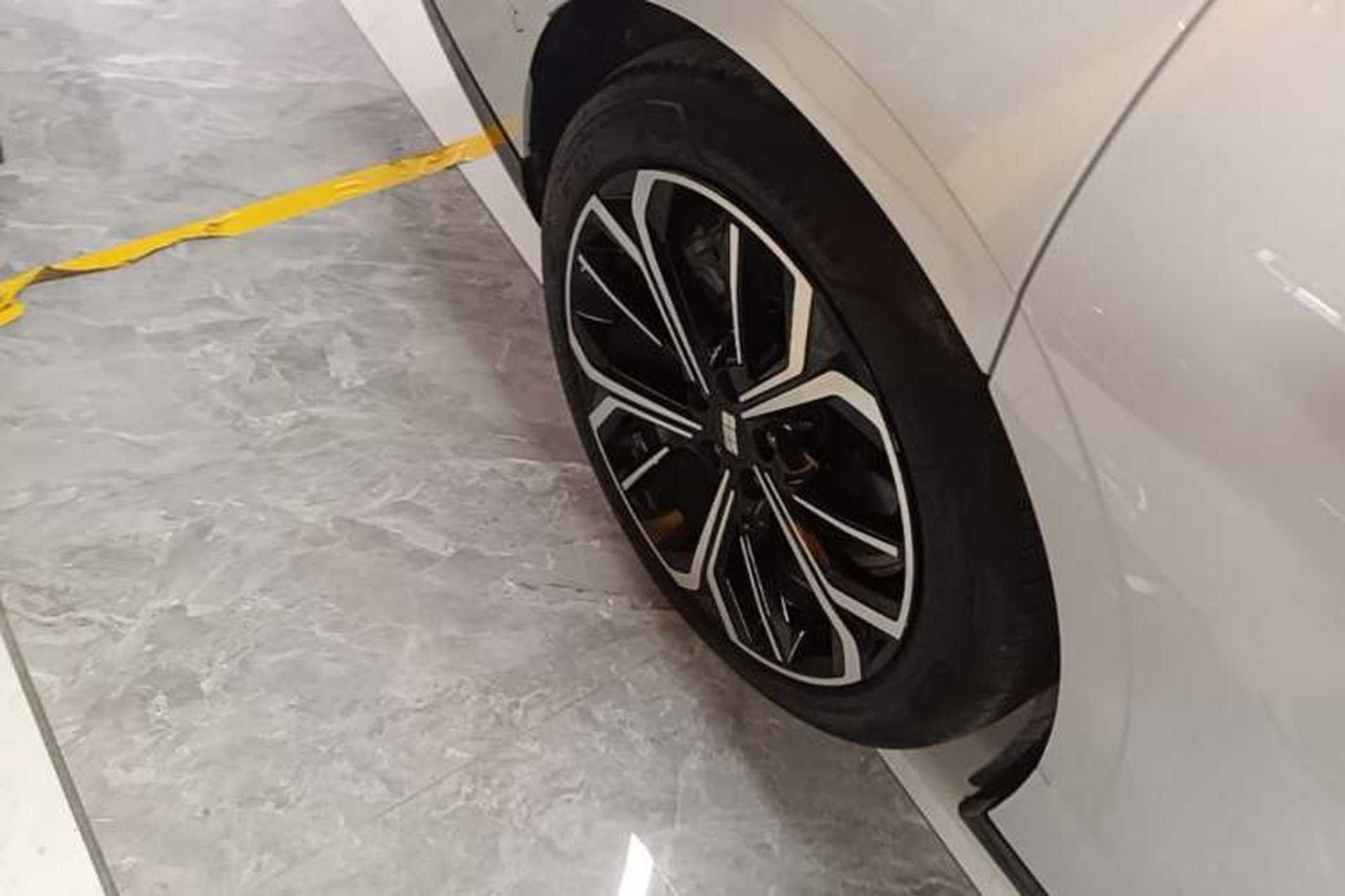 Used Geely Galaxy E8 2025 700 km Long-Range Intelligent Driving Version Right Rear Wheel Hub