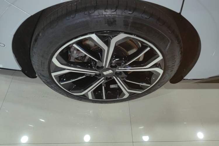 Used Geely Galaxy E8 2025 700 km Long-Range Intelligent Driving Version Right Rear Wheel Hub