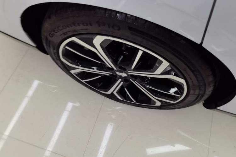 Used Geely Galaxy E8 2025 700 km Long-Range Intelligent Driving Version Right Rear Wheel Hub