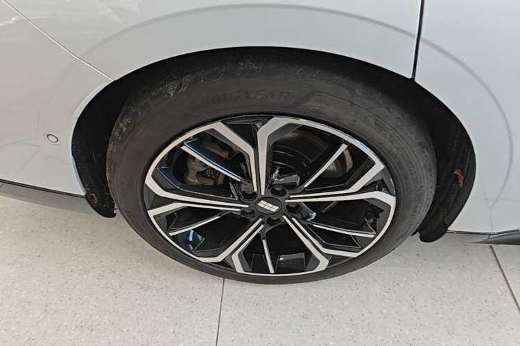 Used Geely Galaxy E8 2025 700 km Long-Range Intelligent Driving Version Right Rear Wheel Hub