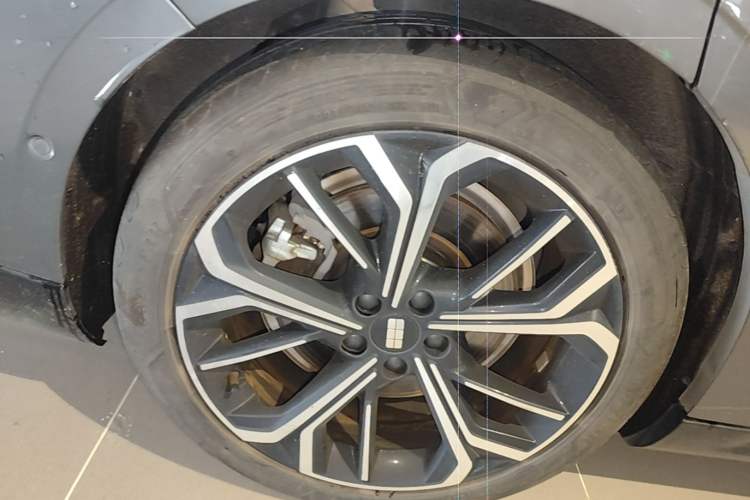 Used Geely Galaxy E8 2025 700 km Long-Range Intelligent Driving Version Right Rear Wheel Hub