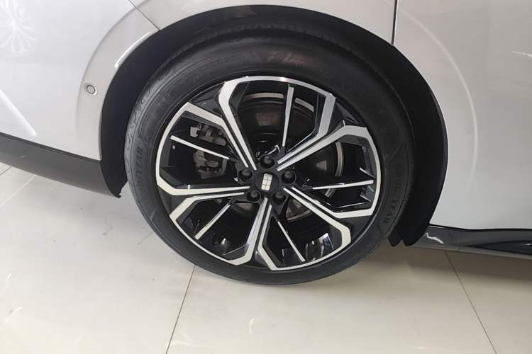Used Geely Galaxy E8 2025 700 km Long-Range Intelligent Driving Version Right Rear Wheel Hub