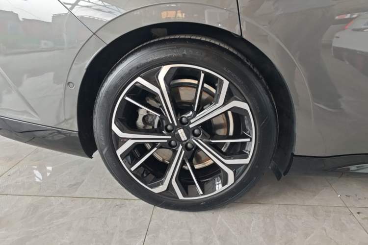 Used Geely Galaxy E8 2025 700 km Long-Range Intelligent Driving Version Right Rear Wheel Hub