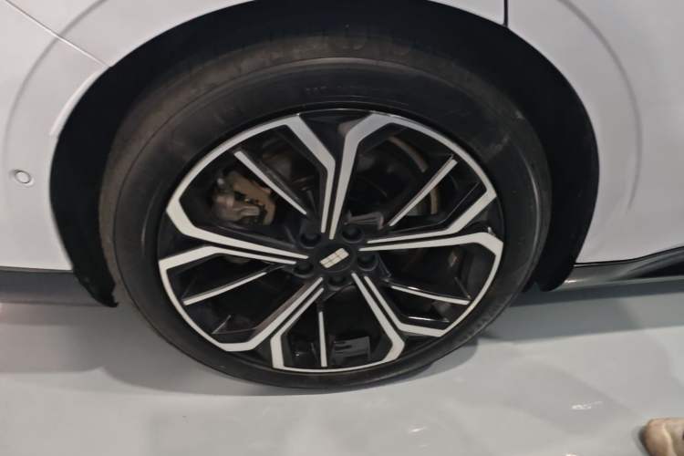 Used Geely Galaxy E8 2025 700 km Long-Range Intelligent Driving Version Right Rear Wheel Hub