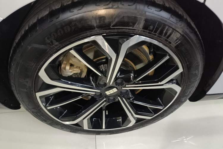 Used Geely Galaxy E8 2025 700 km Long-Range Intelligent Driving Version Right Rear Wheel Hub