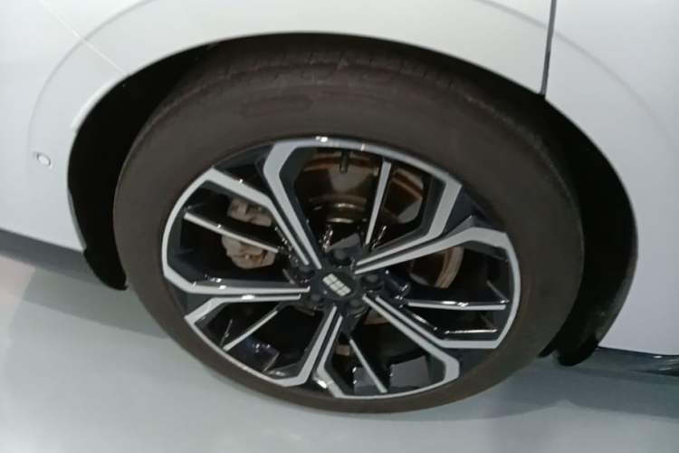 Used Geely Galaxy E8 2025 700 km Long-Range Intelligent Driving Version Right Rear Wheel Hub