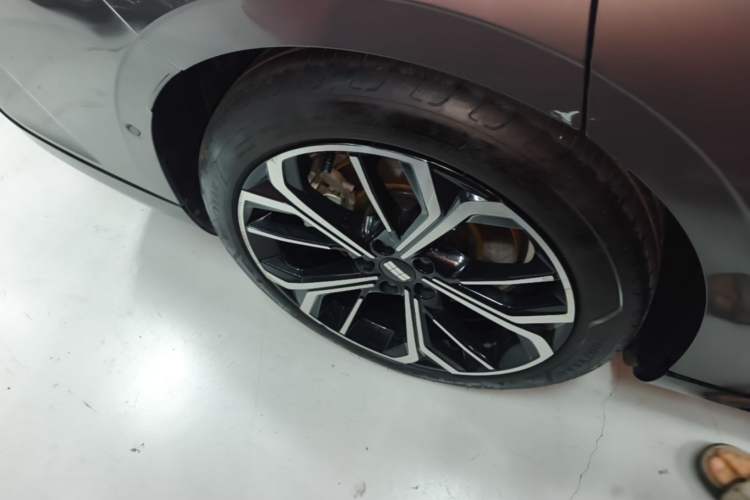 Used Geely Galaxy E8 2025 700 km Long-Range Intelligent Driving Version Right Rear Wheel Hub