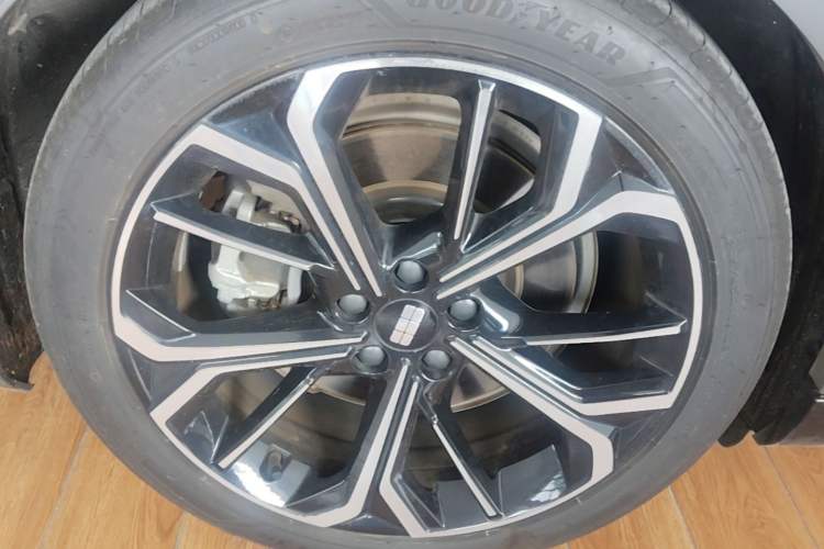 Used Geely Galaxy E8 2025 700 km Long-Range Intelligent Driving Version Right Rear Wheel Hub