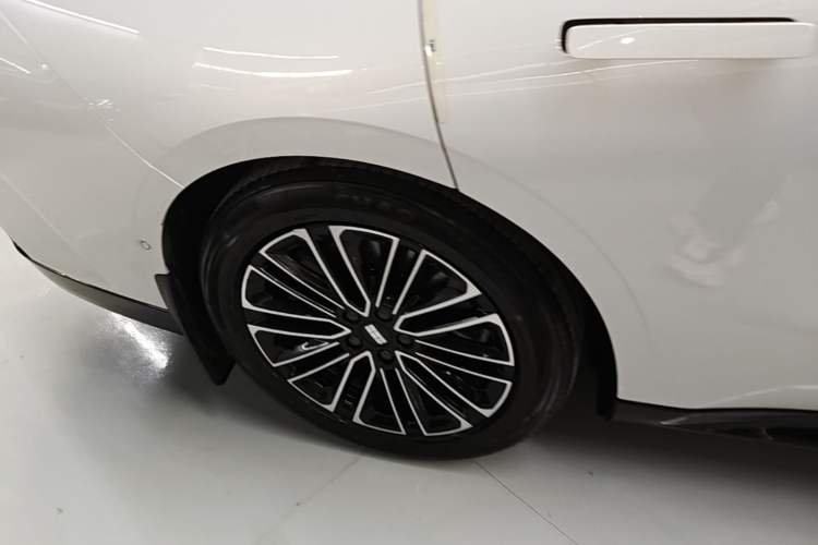 Used Geely Galaxy E8 2025 575 km Intelligent Driving Edition Right Rear Wheel Hub