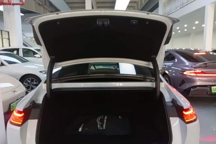 Used Geely Galaxy E8 2025 700 km Long-Range Intelligent Driving Version Trunk