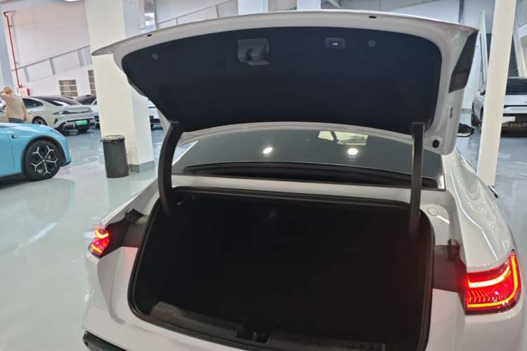 Used Geely Galaxy E8 2025 700 km Long-Range Intelligent Driving Version Trunk