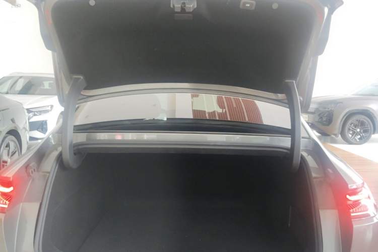Used Geely Galaxy E8 2025 700 km Long-Range Intelligent Driving Version Trunk