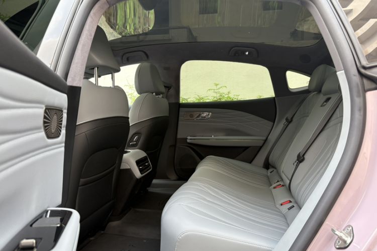 Used Geely Galaxy E8 2025 700 km Long-Range Intelligent Driving Version Interior 2