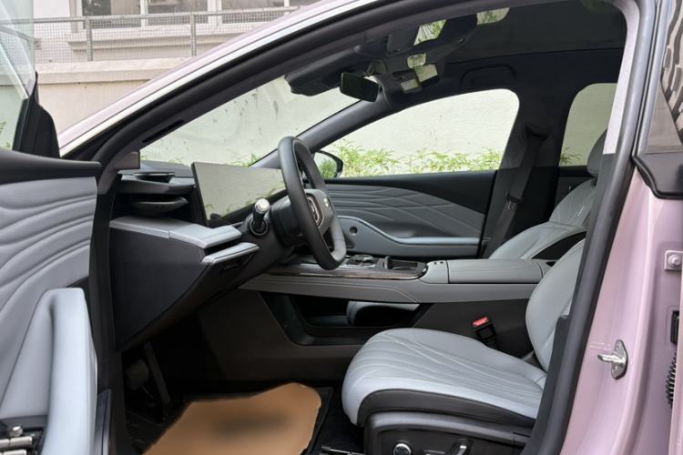 Used Geely Galaxy E8 2025 700 km Long-Range Intelligent Driving Version Interior 3