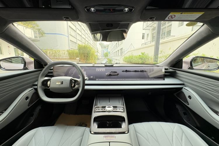 Used Geely Galaxy E8 2025 700 km Long-Range Intelligent Driving Version Interior 4