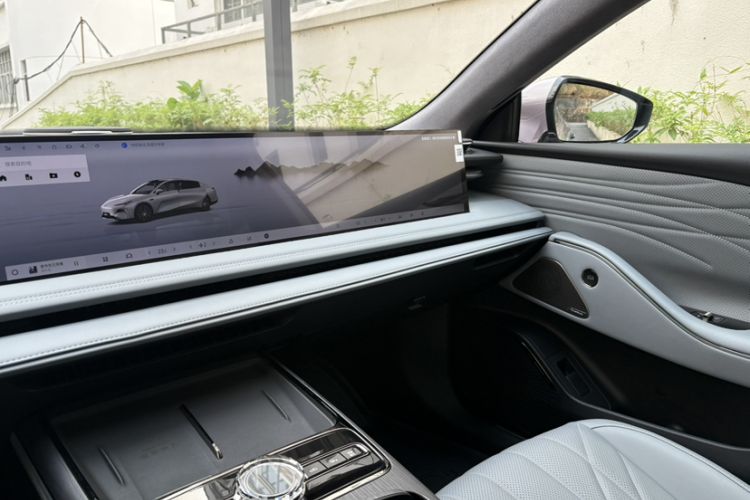 Used Geely Galaxy E8 2025 700 km Long-Range Intelligent Driving Version Interior 5