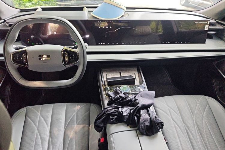 Used Geely Galaxy E8 2025 Model—610km Prestige Version Center Console