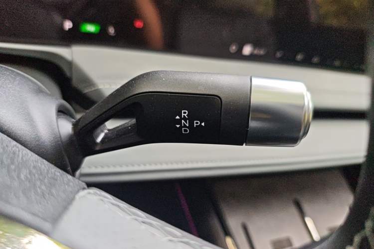 Used Geely Galaxy E8 2025 Model—610km Prestige Version Gear Lever