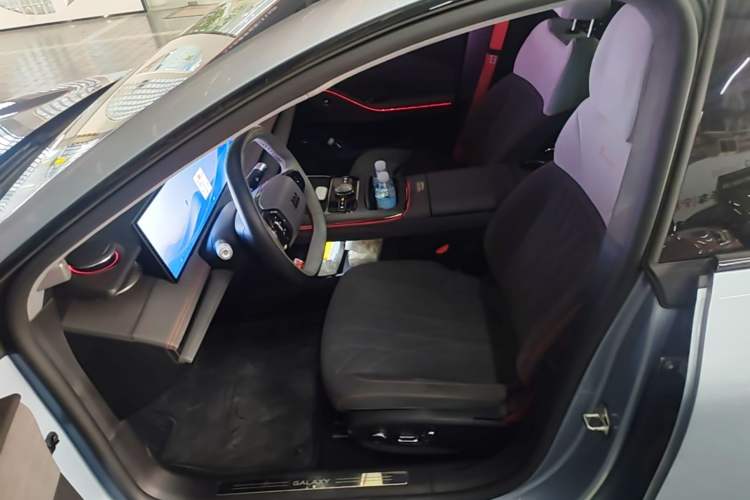Used Geely Galaxy E8 2025 620 km All-Wheel Drive Starship LiDAR-Enabled Intelligent Driving Version Left Front Seat