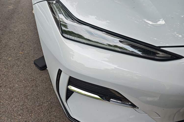 Used Geely Galaxy E8 2025 Model—610km Prestige Version Right Front Headlight