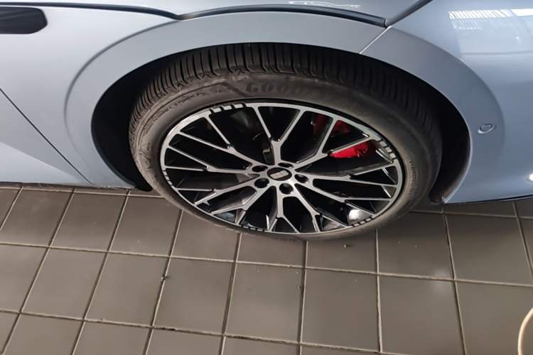 Used Geely Galaxy E8 2025 620 km All-Wheel Drive Starship LiDAR-Enabled Intelligent Driving Version Right Front Wheel Hub