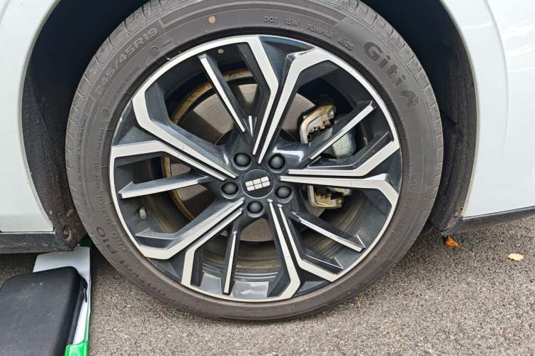 Used Geely Galaxy E8 2025 Model—610km Prestige Version Right Front Wheel Hub